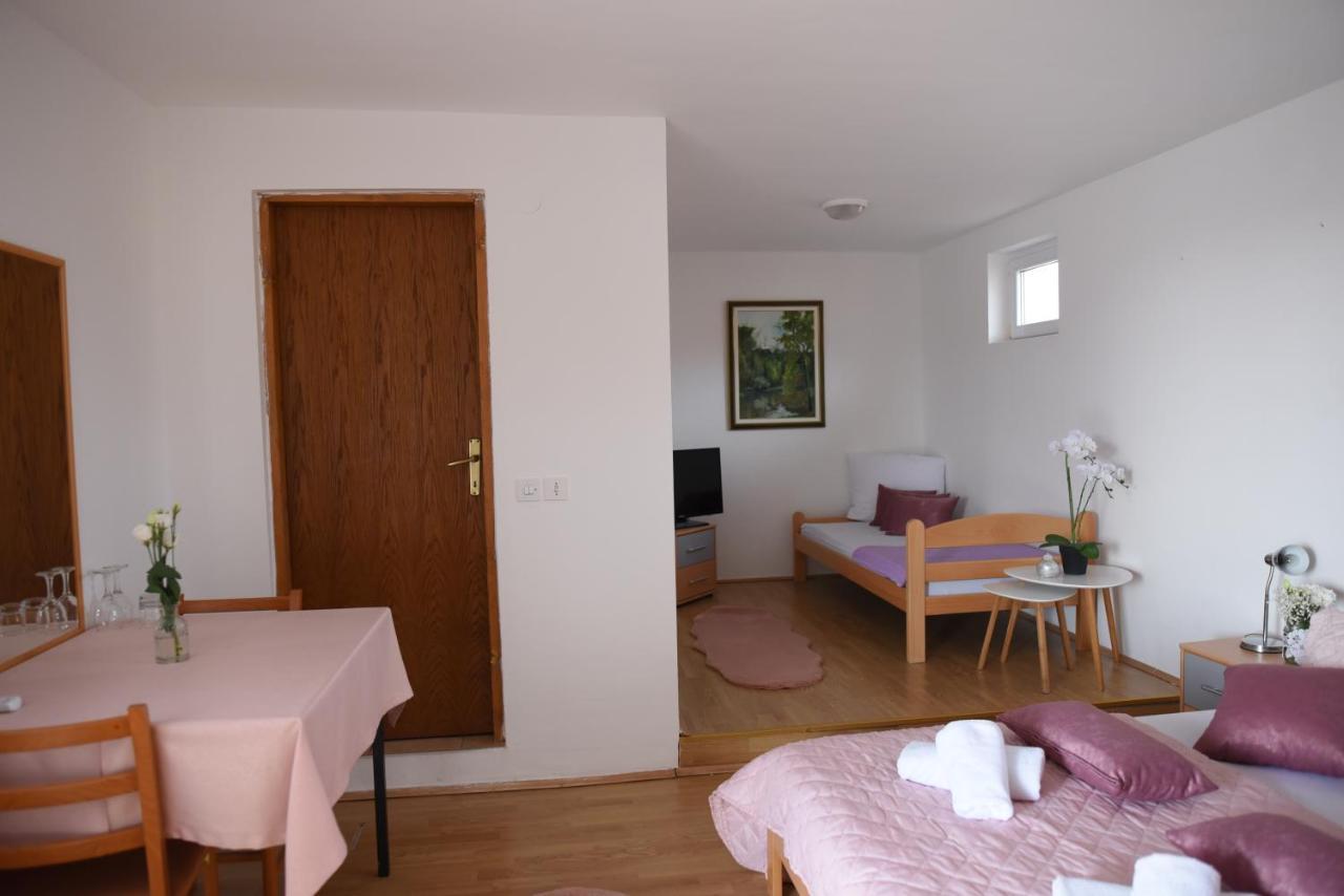 Prenociste Dzinic Hotel ซูปันยา ภายนอก รูปภาพ