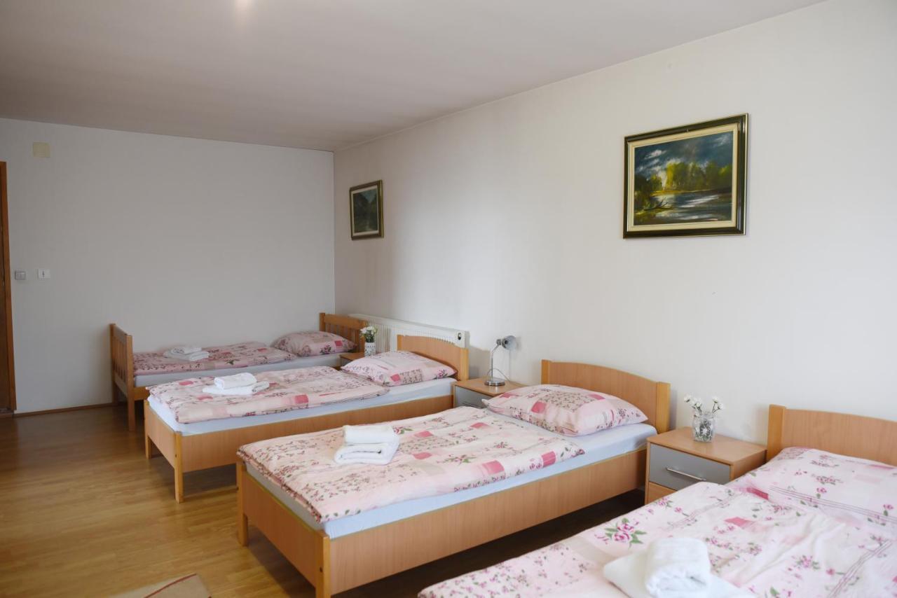 Prenociste Dzinic Hotel ซูปันยา ภายนอก รูปภาพ