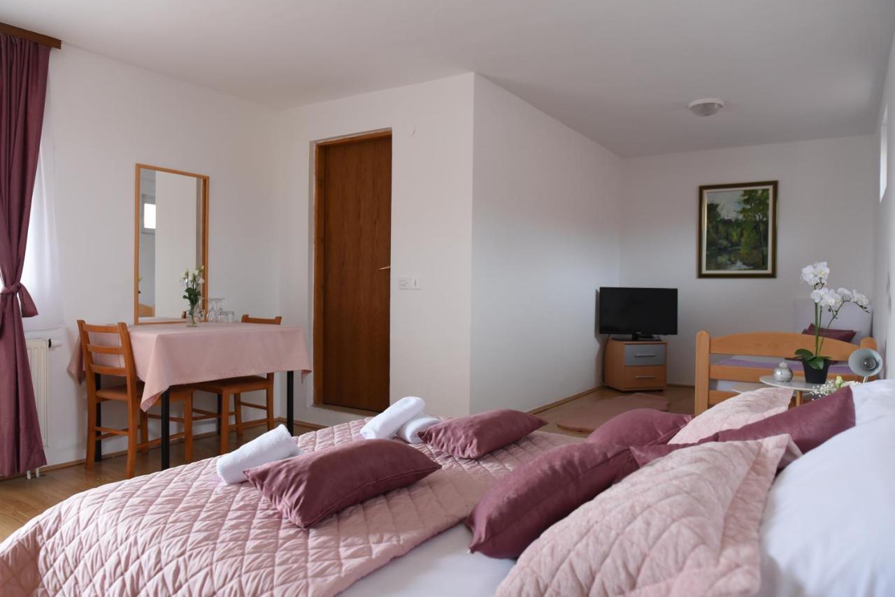 Prenociste Dzinic Hotel ซูปันยา ภายนอก รูปภาพ